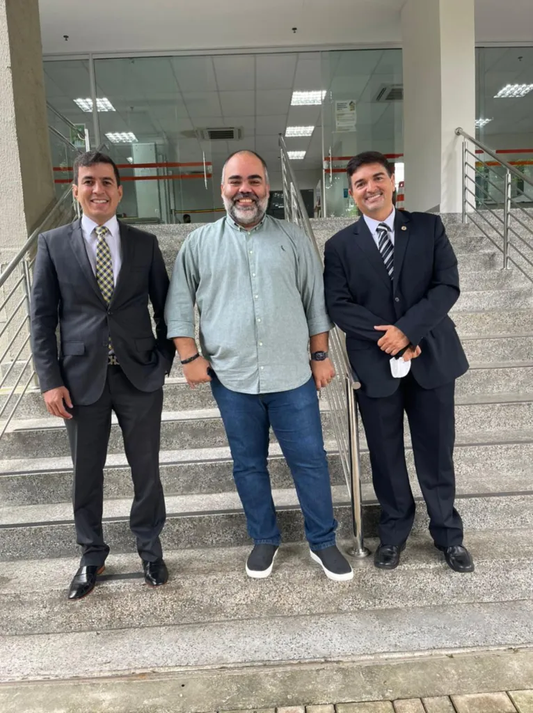 Advogados André Serrão e Angelo Carrascosa, ao lado do presidente do Clube do Remo, Fábio Bentes