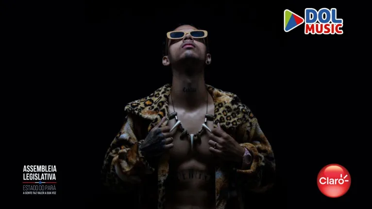 O Rei do Norte estrelando o clipe com seu casaco de animal print, representando a Amazônia