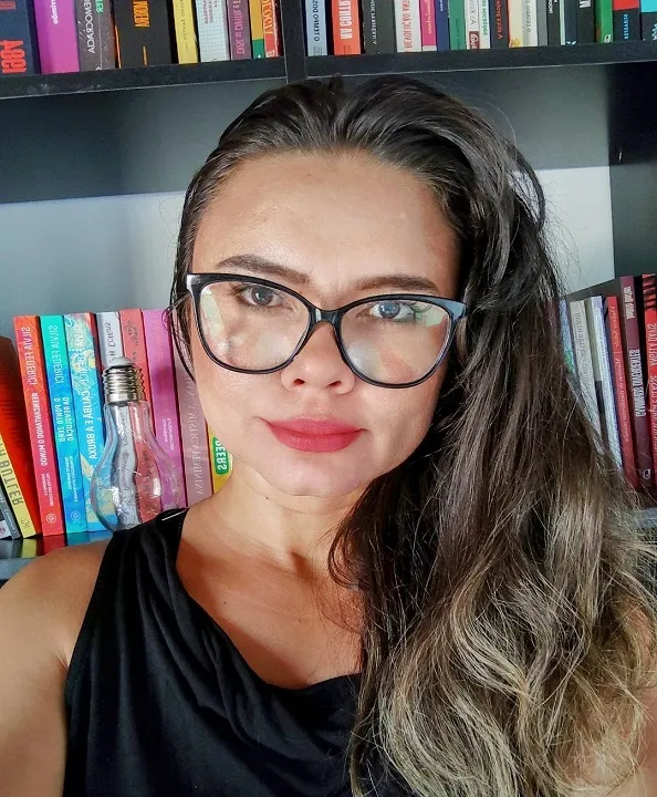 Karen Santos, socióloga: "A crítica feminista insurge como pensamento integral e reflexivo dos projetos imperialistas que universalizam um único ser: homem, cis, hetero, branco, adulto localizado ao norte do globo no mundo ocidental. A subalternidade “feminina” não está alheia as configurações de classe, raça, orientação sexual e deficiência física. Pelo contrário, dependendo da conjuntura, as somas perversas fragilizam ainda mais o cenário da sobrevivência".