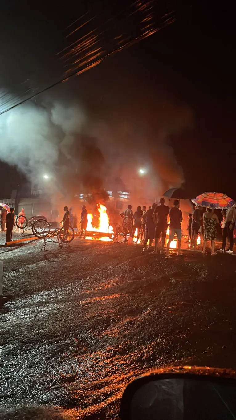 BR-516 fechada em protesto de moradores de Castanhal