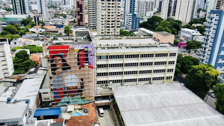 Fachada do Centur virou um grande painel feito coletivamente por artistas convidados para participar da Semana.