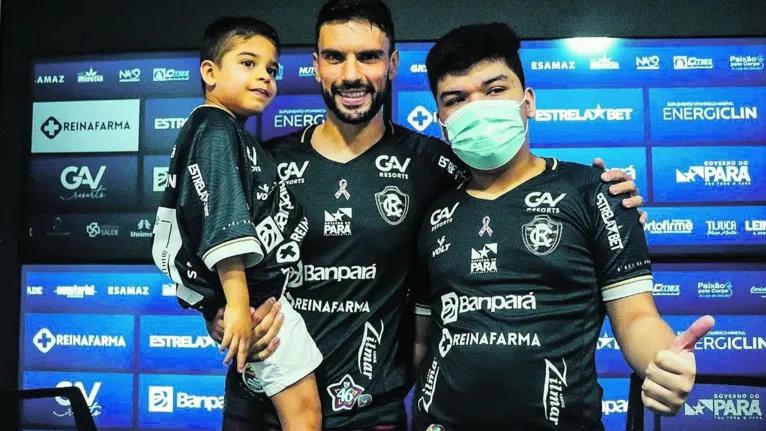 Rodrigo Pimpão foi apresentado no Baenão com a companhia de duas crianças com transtorno do espectro autista.