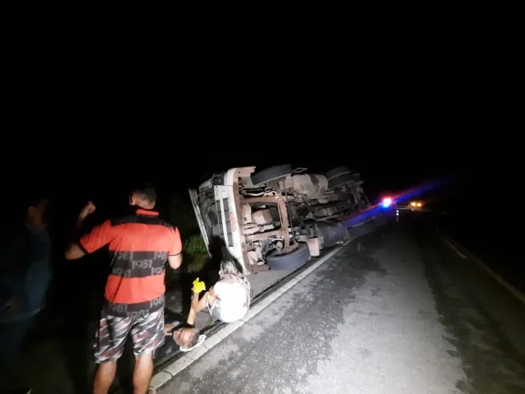 Carreta tomba na BR-010 após ultrapassagem proibida