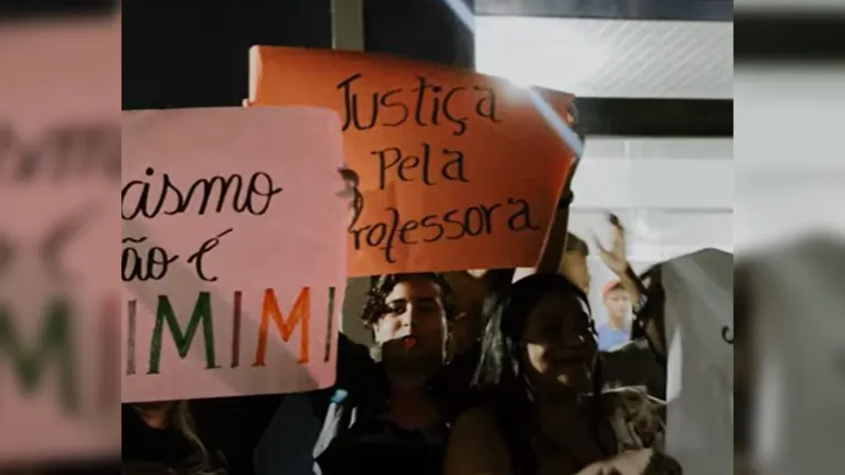 Alunos da faculdade protestaram em favor da professora Isabelle Costa.