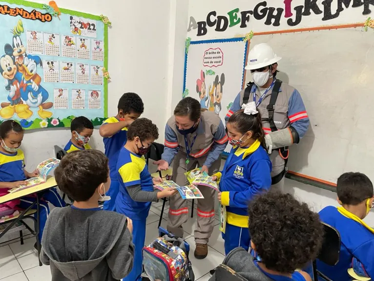 Técnicos da Equatorial Energia levam orientações de segurança para dentro da sala de aula