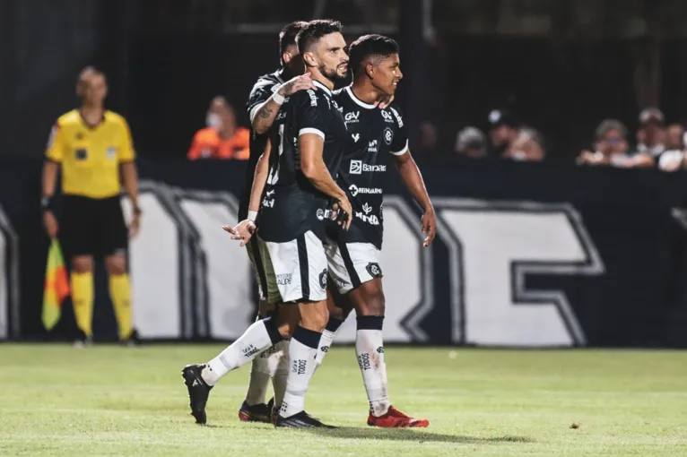 Pimpão comemorando seu gol após assistência de Rony