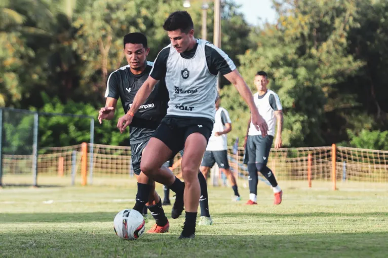 Leonan vem sendo o dono da lateral-esquerda