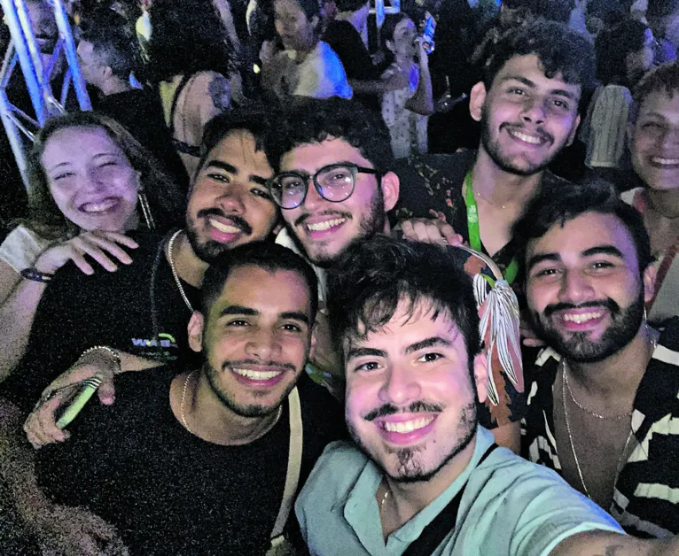 O jornalista André Maia (de camisa listrada) vai assistir a um grande festival pela primeira vez com um grupo de amigos