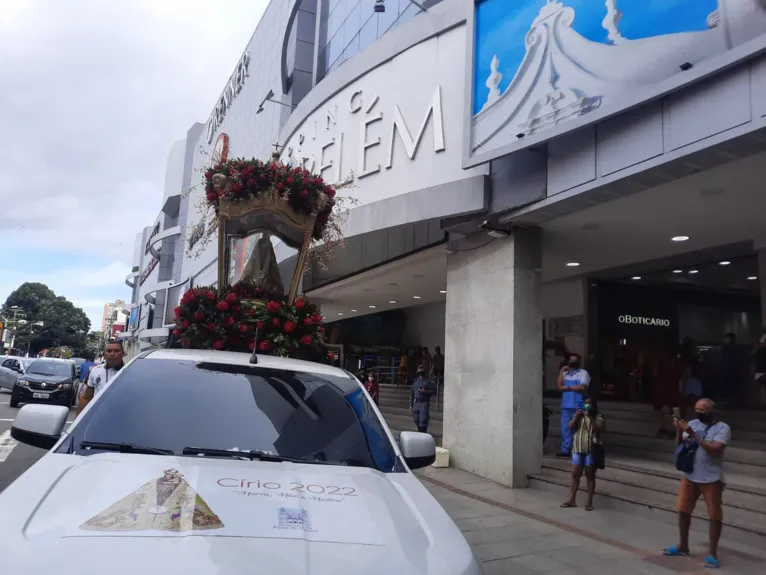 Aplausos e homenagens na saída de shopping