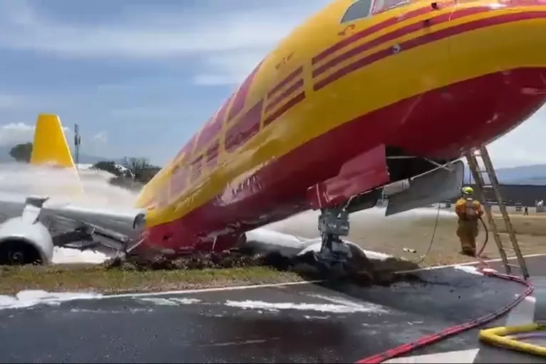 Boeing 757 se partiu em dois após a desaceleração e o impacto com uma vale de escoamento de água