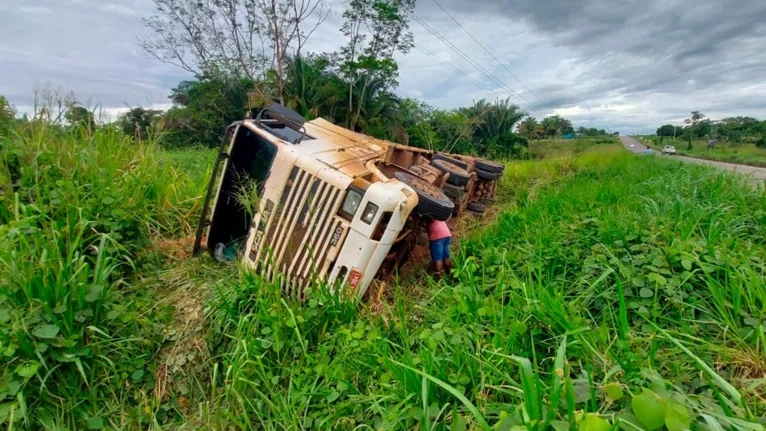 Motorista afirma que não tem seguro e não sabe como vai pagar arcar com o prejuízo