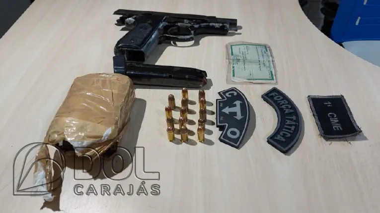 Pistola calibre 380 e droga apreendida com o acusado