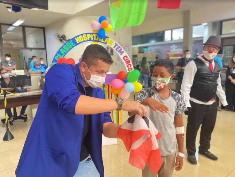 Com show circense, crianças internadas voltaram às aulas