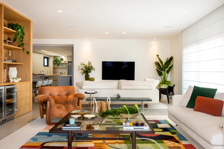 Projeto utiliza mesmo porcelanato em várias partes do imóvel