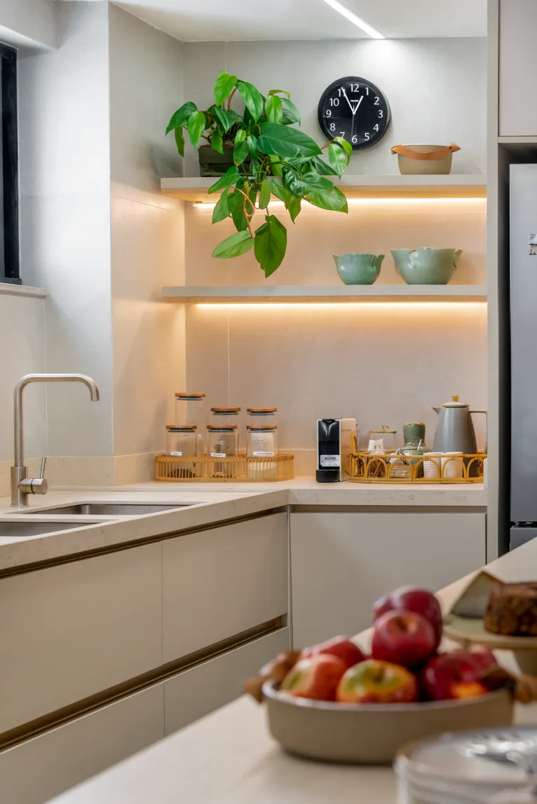 Projeto utiliza mesmo porcelanato em várias partes do imóvel