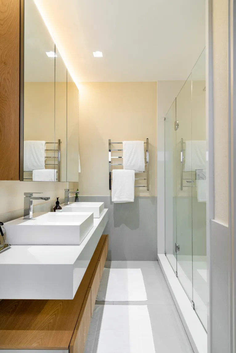 Projeto utiliza mesmo porcelanato em várias partes do imóvel