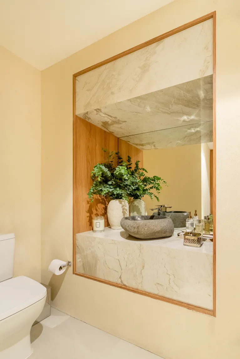 Projeto utiliza mesmo porcelanato em várias partes do imóvel