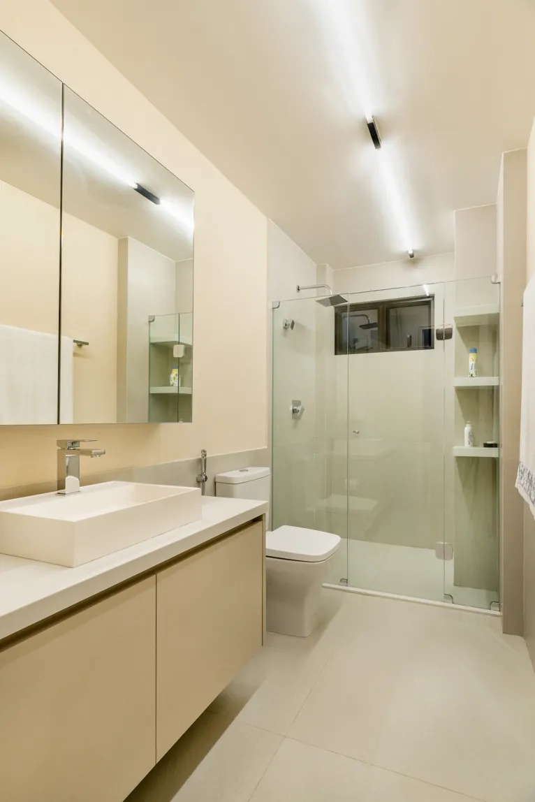 Projeto utiliza mesmo porcelanato em várias partes do imóvel