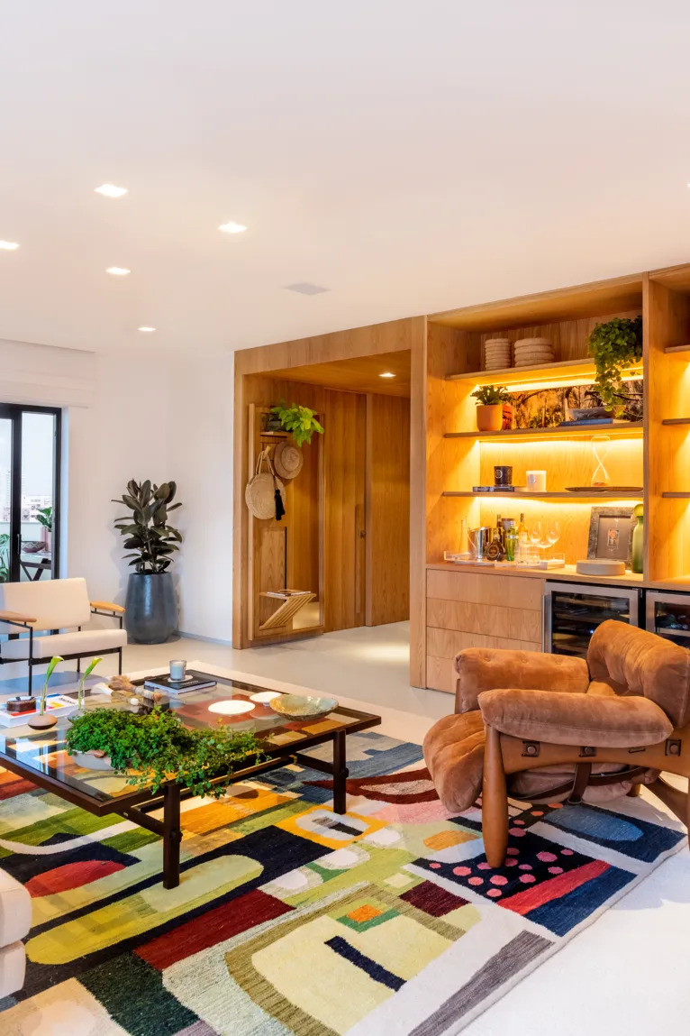 Projeto utiliza mesmo porcelanato em várias partes do imóvel