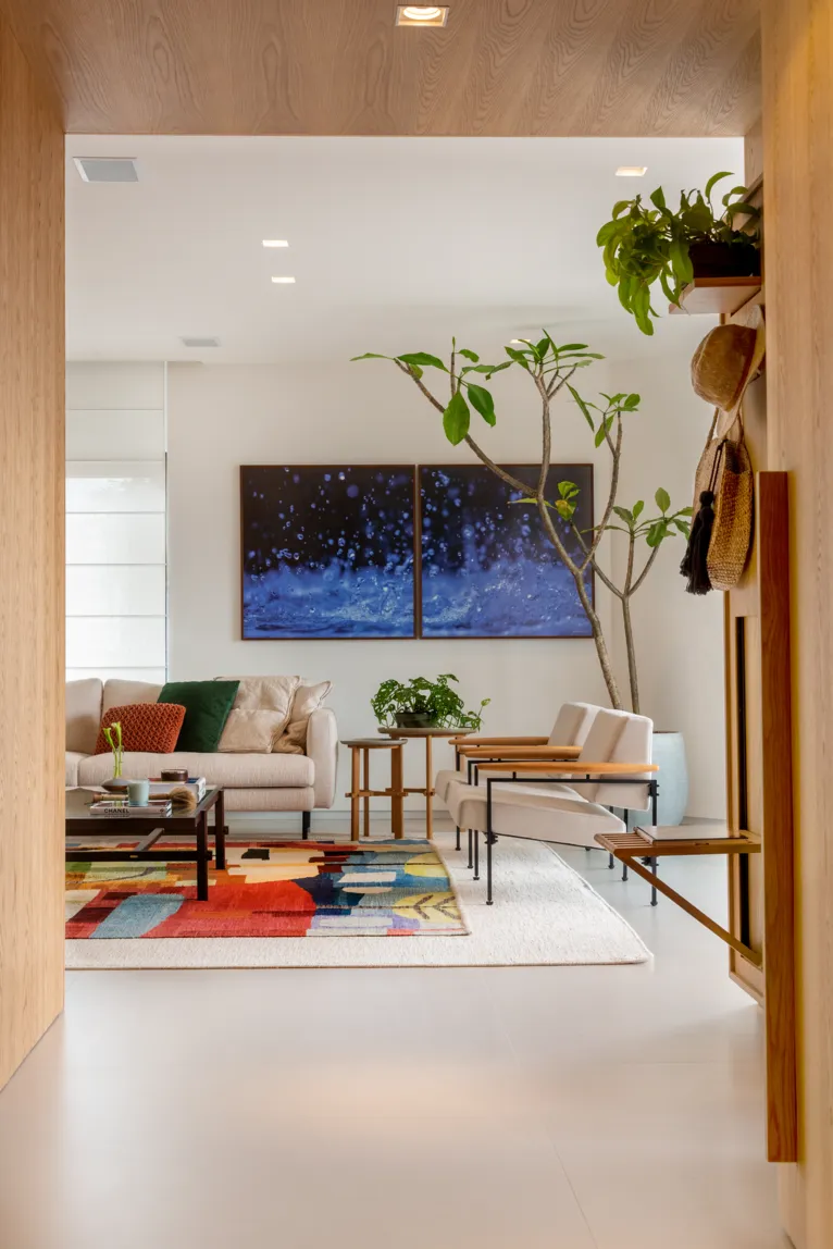 Projeto utiliza mesmo porcelanato em várias partes do imóvel