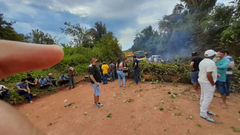 Trecho da BR-230 foi interditado na tarde desta terça (26)