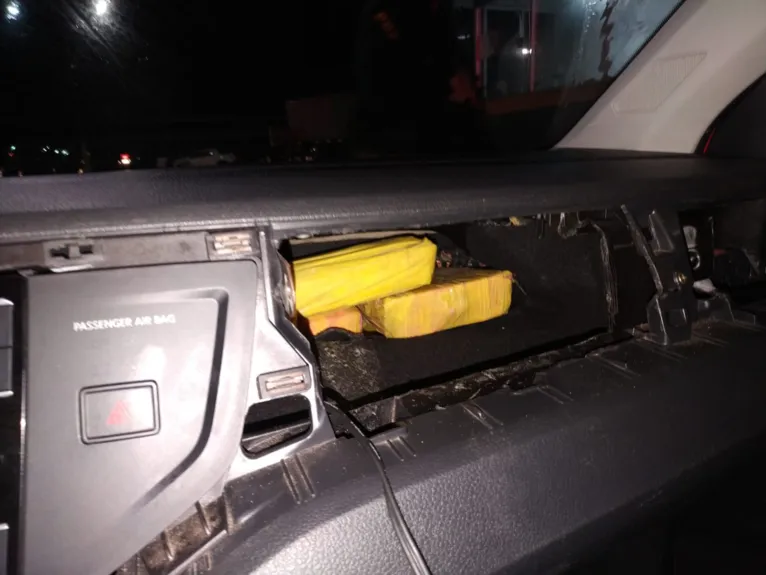 Tabletes de oxi estavam escondidos dentro de veículo.
