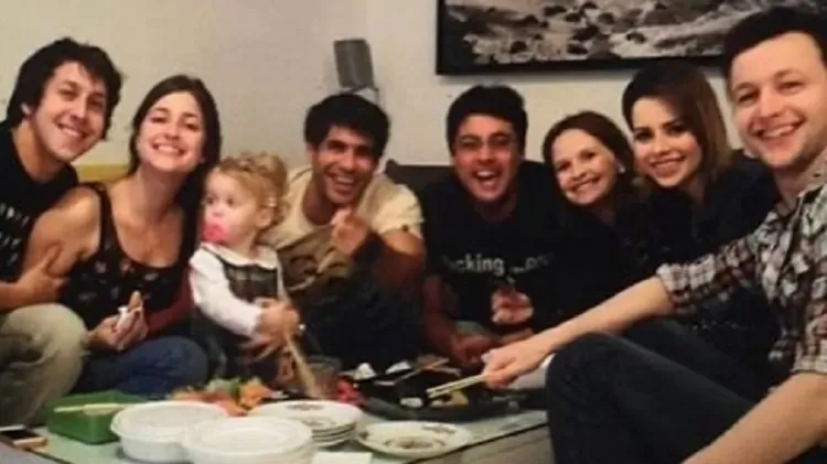 Eduarda aparece na casa de Bruno de Lucca, no Rio de Janeiro, ao lado de Sandy, Lucas Lima, Fernanda Rodrigues e Raoni Carneiro.