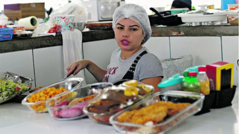 Val Gomes conta que, na atual situação, já trabalha para sobreviver.