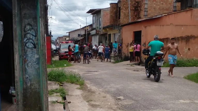 Muitos curiosos permaneceram no local do crime, mas prevaleceu a lei do silêncio.