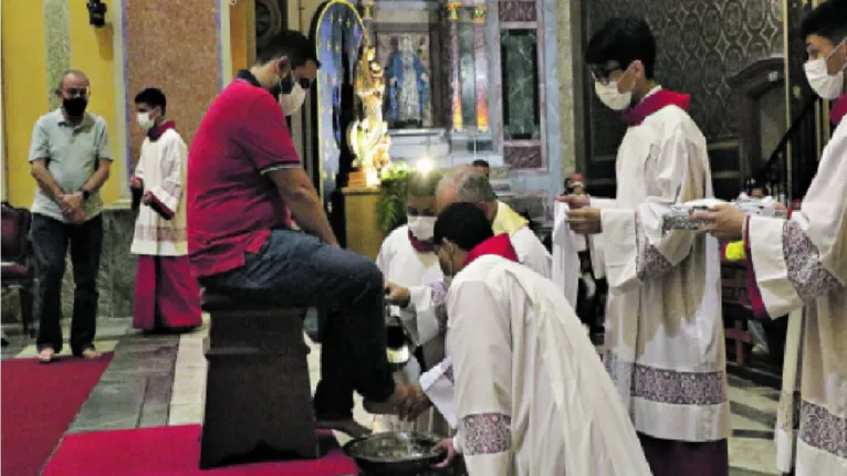 Ao todo, 12 católicos tiveram seus pés lavados durante a missa, em representação dos discípulos de Jesus