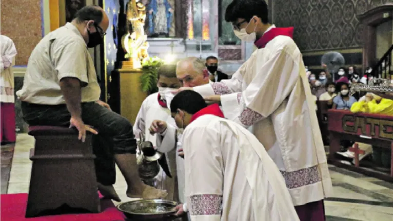 Ao todo, 12 católicos tiveram seus pés lavados durante a missa, em representação dos discípulos de Jesus