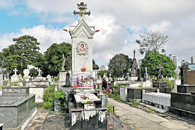 o túmulo de Josephina Conte, no cemitério de Santa Izabel, recebe pessoas em buscas de graças, inclusive taxistas