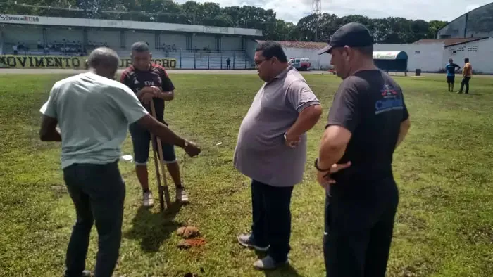 Agrônomo Raimundo Mesquita (camisa verde) realizou a vistoria no gramado do Estádio Maximino Porpino Filho