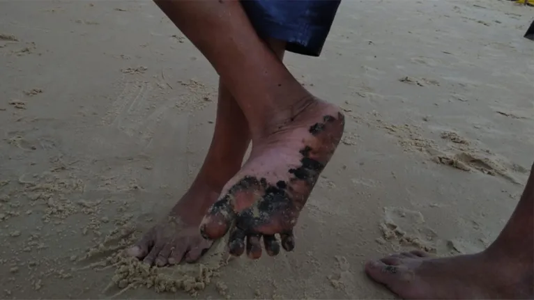 Manchas de óleo apareceram na praia Grande, em Outeiro.