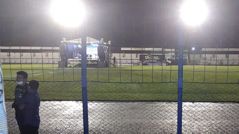 Palco montado no gramado dentro do gramado do estádio Modelão, em Castanhal