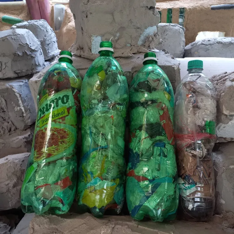 Cerca de 1600 sacolas plásticas foram usadas para preencher as garrafas que serão usadas na construção de paredes