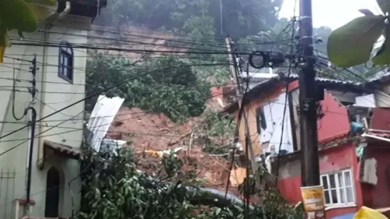 Houve relatos de deslizamentos neste sábado em Praia Vermelha (Angra) e nas localidades de Ponta Negra (Paraty)