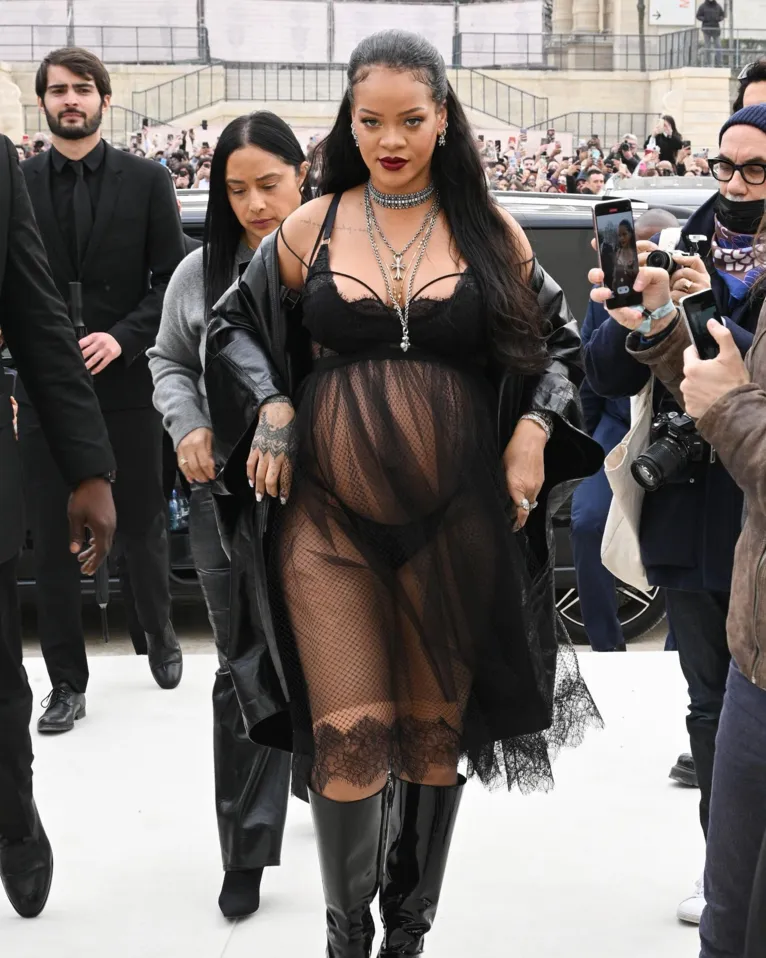 Rihanna chegando belíssima ao evento