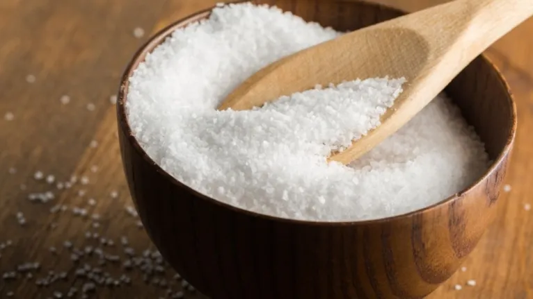 O sal é um ingrediente que tem uma enorme capacidade de reter umidade dos ambientes. Esse é o principal motivo que leva os moradores a colocar o produto em um pote destampado no armário de alimentos.