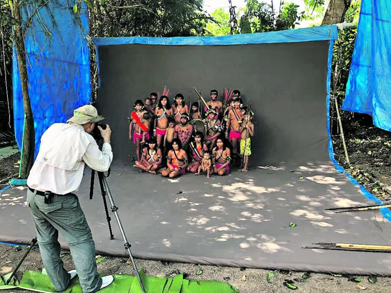 Sebastião Salgado
fotografa um grupo de
Yanomami no estúdio
em Piaú. A lona plástica
azul serve para
proteger o tecido do
estúdio de umidade
em caso de chuva