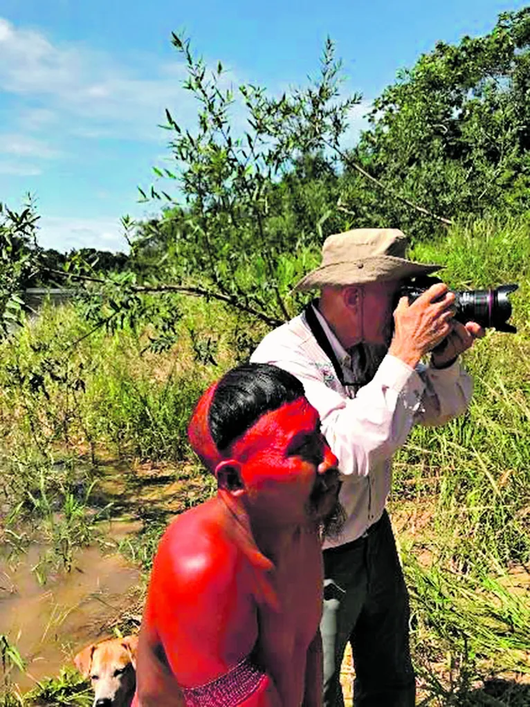 Indígena Pexken Korubo observa
Salgado enquanto fotografa Visa e Takuã,
dois outros guerreiros líderes de outra
aldeia da etnia.