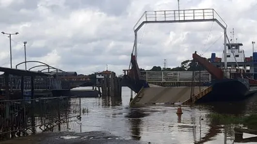 Maré alta volta a interromper o serviço de travessia por balsas, entre Icoaraci e Outeiro