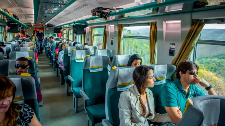 O trem de passageiros transporta até 1.300 passageiros por viagem