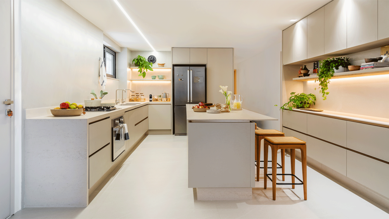 Projeto utiliza mesmo porcelanato em várias partes do imóvel