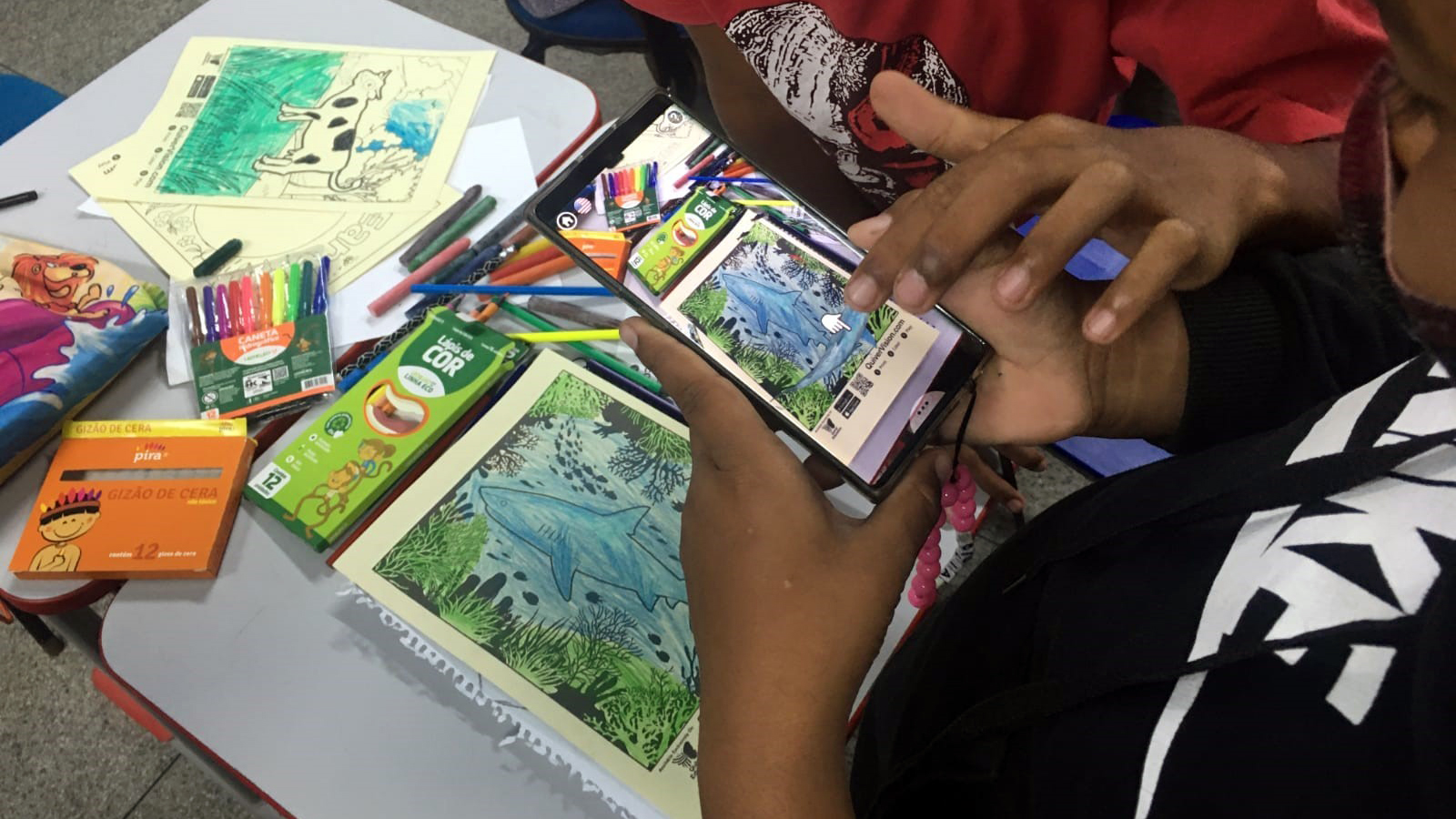 Com o aplicativo Quiver Edu as crianças conseguiram dar vida aos desenhos projetando-os em 3D no ambiente virtual com a ajuda de smartphones