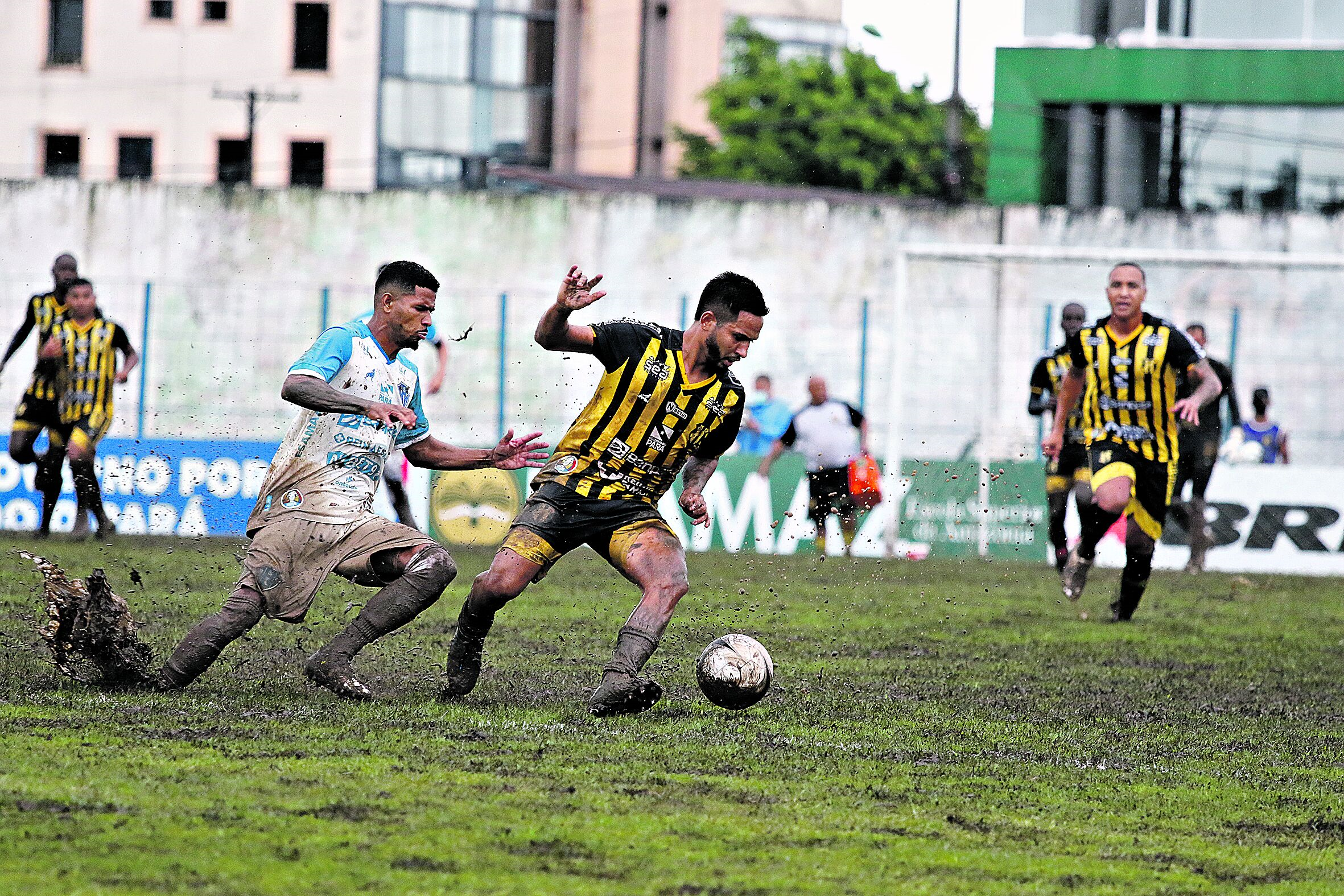 Jogar num campo como esse gera prejuízos em série aos clubes e põe em risco a integridade física dos atletas