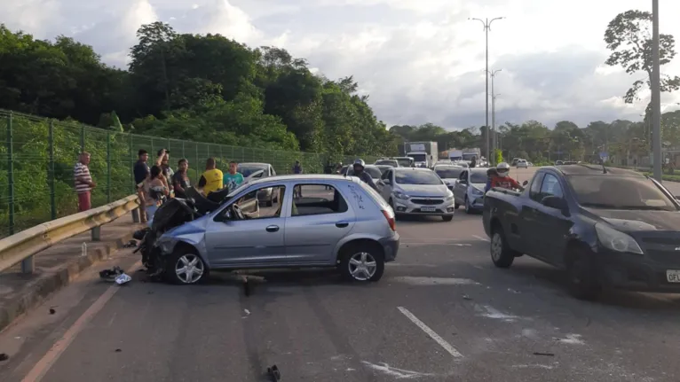 O trânsito na Av. João Paulo II ficou congestionado.