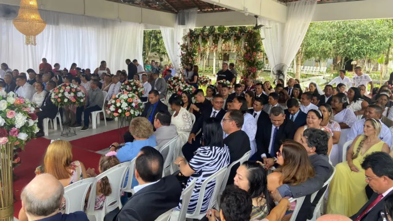 Véu, grinalda e bolo! Casamento comunitário une 167 casais