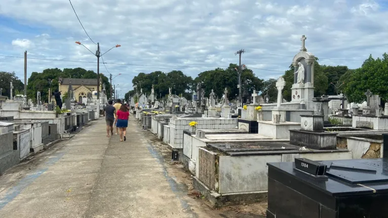 Dia das mães: cemitério Santa Isabel amanhece movimentado