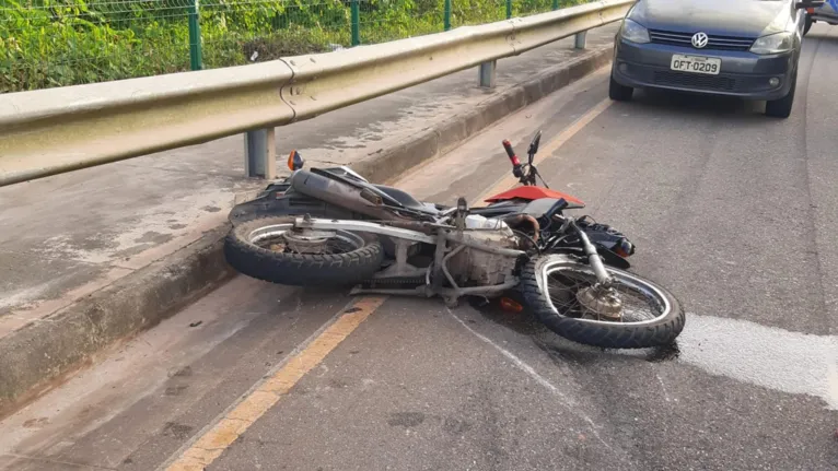 Colisão entre veículos deixa ferido na Av. João Paulo II